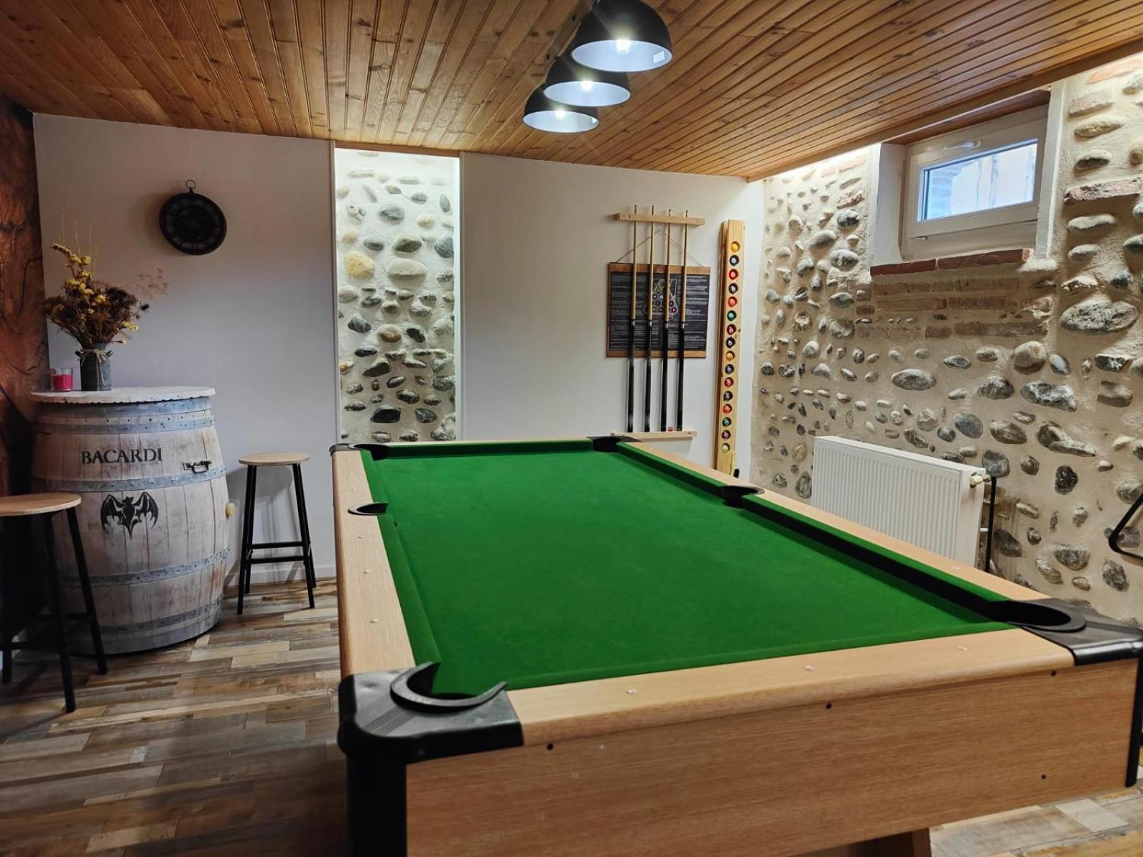 Garona Avec Billard Proche Pyrenees